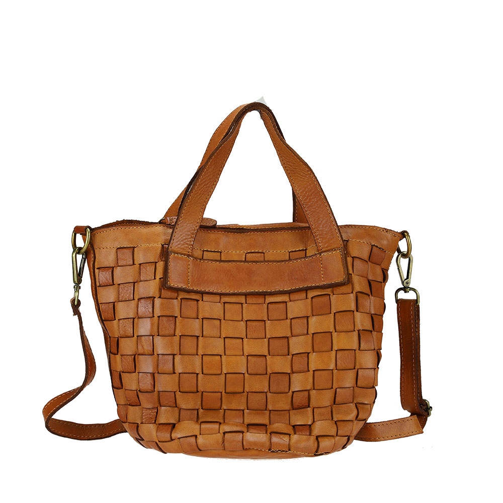 Handbag in leather with wide weave