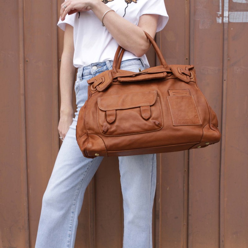 Vintage effect handbag in smooth leather with pockets