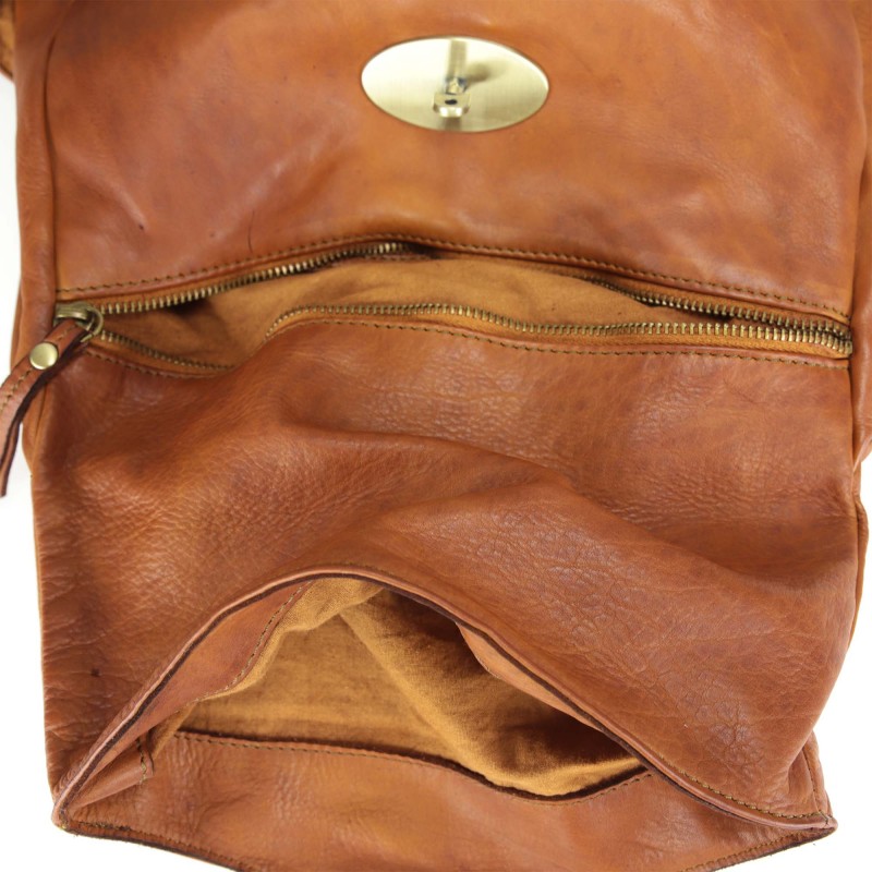 Rucksack aus weichem Leder mit mehreren Außentaschen
