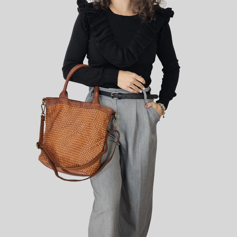 Handbag in woven leather with removable shoulder strap
