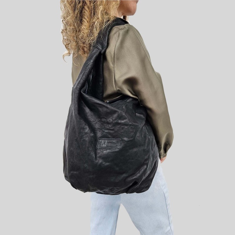 Shoulder bag in vegetable tanned leather
